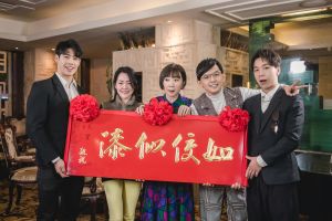 ▲小S(左二)送黃子佼(右二)新婚匾額。(圖/CATCHPLAY+) ▲小S(左二)送黃子佼(右二)新婚匾額。(圖/CATCHPLAY+)
