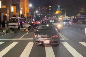 高雄車禍!BMW男疑酒駕撞飛4行人。(圖/翻攝畫面) ▲高雄車禍!BMW男疑酒駕撞飛4行人。(圖/翻攝畫面)
