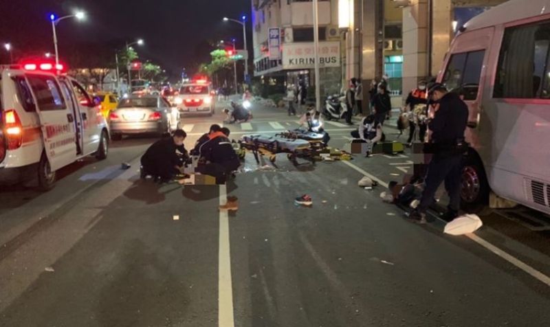 ▲黃姓男子26日晚間酒駕，撞上行人1家4口，釀成1死3傷慘劇。（圖／翻攝畫面）