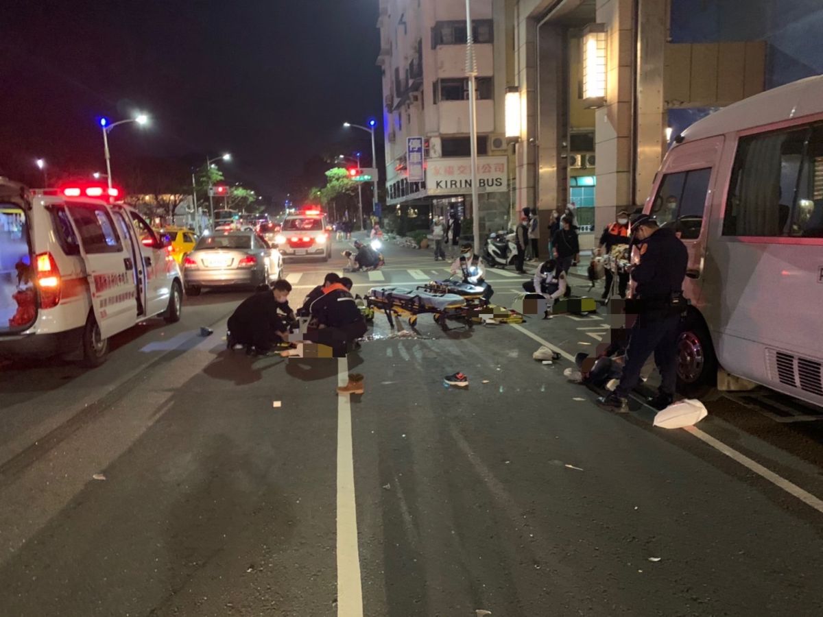 ▲車禍現場一片狼藉。(圖/翻攝畫面)