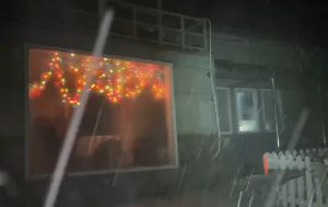 ▲玉山降雪搭配觀測站辦公室中的聖誕節佈置，十分應景。（圖／氣象局提供）