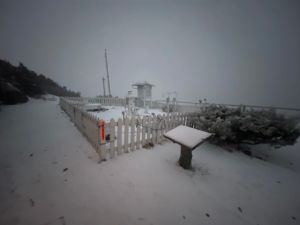 ▲玉山下雪，觀測站被白雪覆蓋。（圖／氣象局提供）