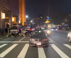 ▲黃姓駕駛因酒駕造成一家4口撞飛造成1死3輕重傷,37歲范母送醫後傷重不治。(圖/記者郭凱杰翻攝) ▲黃姓駕駛因酒駕造成一家4口撞飛造成1死3輕重傷,37歲范母送醫後傷重不治。(圖/記者郭凱杰翻攝)