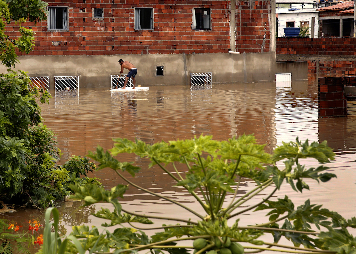 ▲巴西接連幾週降下豪雨，河流水位早已高漲，東北部的巴伊亞州（Bahia）有兩處水壩潰堤，至少40萬人受到影響。（圖／美聯社／達志影像）