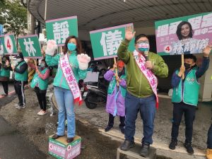 顏寬恒指控16檢察官進駐中二 為蔡政府看住他 ▲林靜儀上午和嘉義立委蔡易餘一起站路口拜票。(圖/林靜儀競選總部提供,2021.12.27)