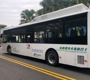 ▲台灣中油公司綠能科技研究所研發成功鈦酸鋰電池，將供電動巴士使用，首輛電動大巴士在研發成果發表會亮相。(圖／記者黃守作攝，2021.12.27)