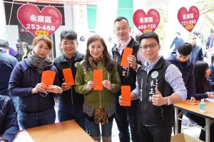 林宜瑾(左三)帶領服務團隊,朱正軒(右一)、朱明宏(右二)及蕭暉憲(左二)一起現場發放物資及紅包 ▲林宜瑾(左三)帶領服務團隊,朱正軒(右一)、朱明宏(右二)及蕭暉憲(左二)一起現場發放物資及紅包(圖/記者張振興攝,2021,12,26)
