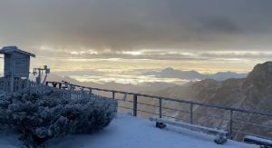 ▲玉山清晨雪景，美不勝收。（圖／氣象局提供）