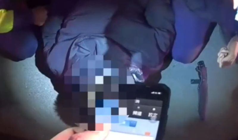 ▲警方抵達時，只見4名犯嫌正要駕車離開，警車隨即阻擋，發現張姓被害人也在車內，當場壓制4名犯嫌並予以逮捕。（圖／翻攝畫面）