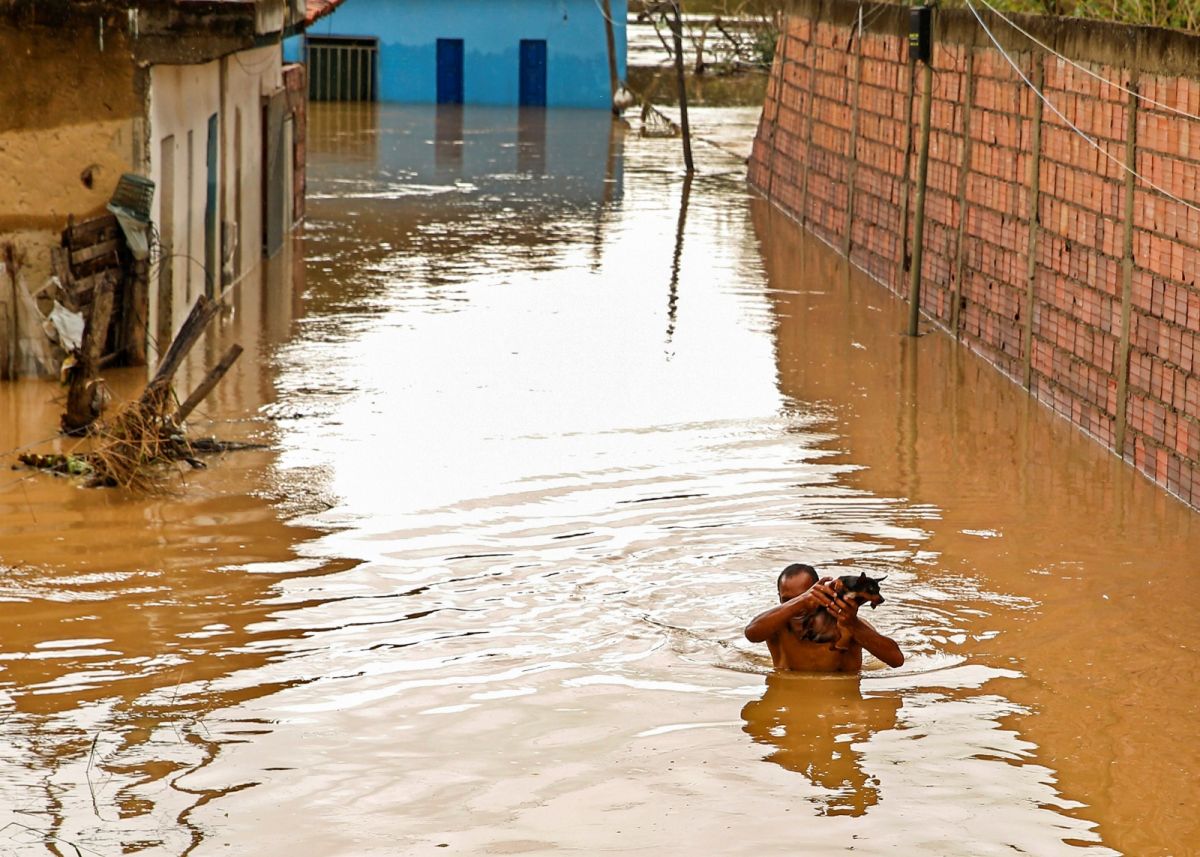 ▲巴西東北部巴伊亞州（Bahia）南部從12月初開始遭暴雨襲擊，已造成116個城市超過47萬人受災，至少20人死亡，6萬多人流離失所。（圖／美聯社／達志影像）
