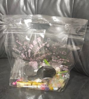 民眾拿取了一小包零食糖果,秤重後竟然高達500元。(圖/《新竹大小事》) ▲民眾拿取了一小包零食糖果,秤重後竟然高達500元。(圖/《新竹大小事》)