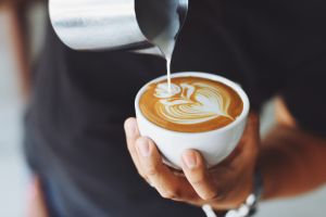 ▲拿鐵是最多人點的咖啡。（圖／取自pexels）