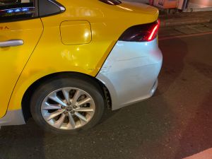 ▲遭宋少卿酒駕擦撞的計程車。(圖/翻攝畫面) ▲遭宋少卿酒駕擦撞的計程車。(圖/翻攝畫面)