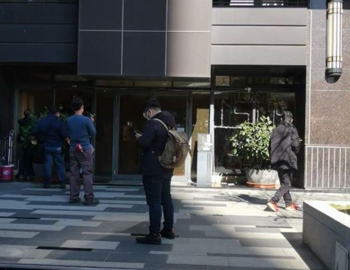 台中驚傳流血衝突!1男2女疑開毒趴 男慘遭砍傷躲管理室