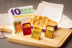 ▲麥當勞歡樂送補班日好康，輸入優惠碼「10NUG」可享10塊麥克鷄塊、經典那堤(冰/熱)、勁辣香鷄翅「買1送1」，相當於「麥克鷄塊買10送10」。（圖／台灣麥當勞提供）