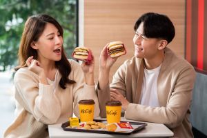 糖醋醬勁敵?麥當勞證實「肯瓊醬」明回歸 鐵粉敲碗有功 ▲肯瓊醬回歸,預料又將造成搶購炫風。(圖/台灣麥當勞提供)