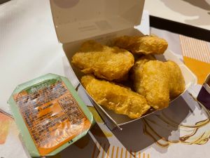 麥克雞塊示意圖。(圖/記者陳雅雲攝) ▲台灣哪間速食店的雞塊是你心中的第一名呢?有網友討論「速食店雞塊大比拼」,貼文一出,掀起熱議。(圖/記者陳雅雲攝)