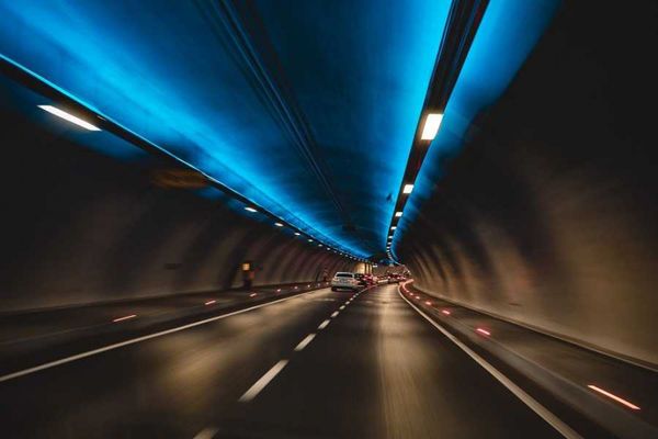 ▲有駕駛好奇「為什麼隧道內不能變換車道？」詳細原因曝光也讓不少網友驚訝。（圖／翻攝Pexels）
