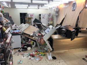酒駕男撞爛超商櫃台 ▲賓士車衝進超商後撞毀超商櫃台與店內陳設,現場一片狼藉。(圖/記者李春台翻攝)