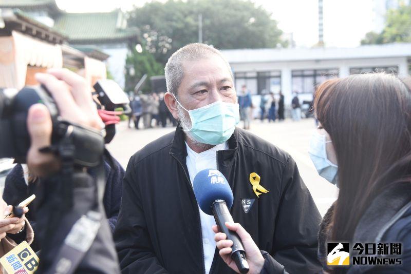 ▲陳松勇二弟在靈堂外受訪。（圖／記者陳明安攝）
