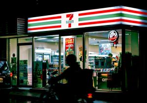 有網友至7-11本想透過ibon列印明信片,卻意外發現隱藏服務,而引起不少顧客討論。。(示意圖/取自Unsplash) ▲有網友前往7-11本想透過ibon列印明信片,卻意外發現隱藏服務,而引起不少顧客討論。。(示意圖/取自Unsplash)