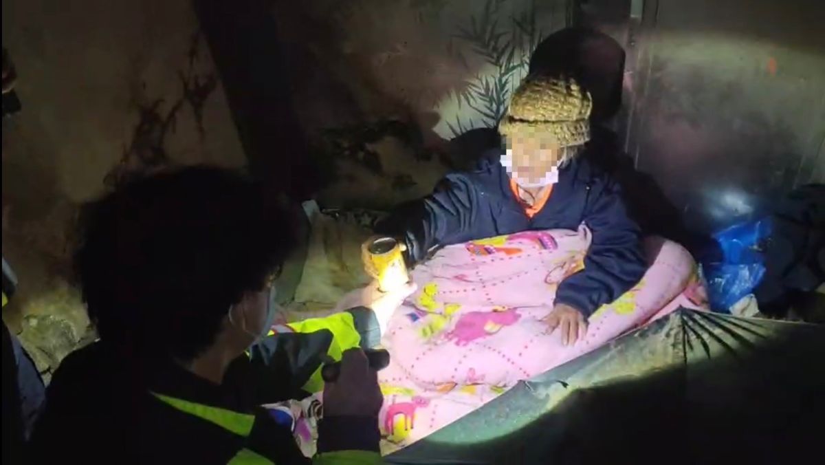 影/女街友宮廟樓梯間瑟縮發抖 警巡邏發現送熱食關心