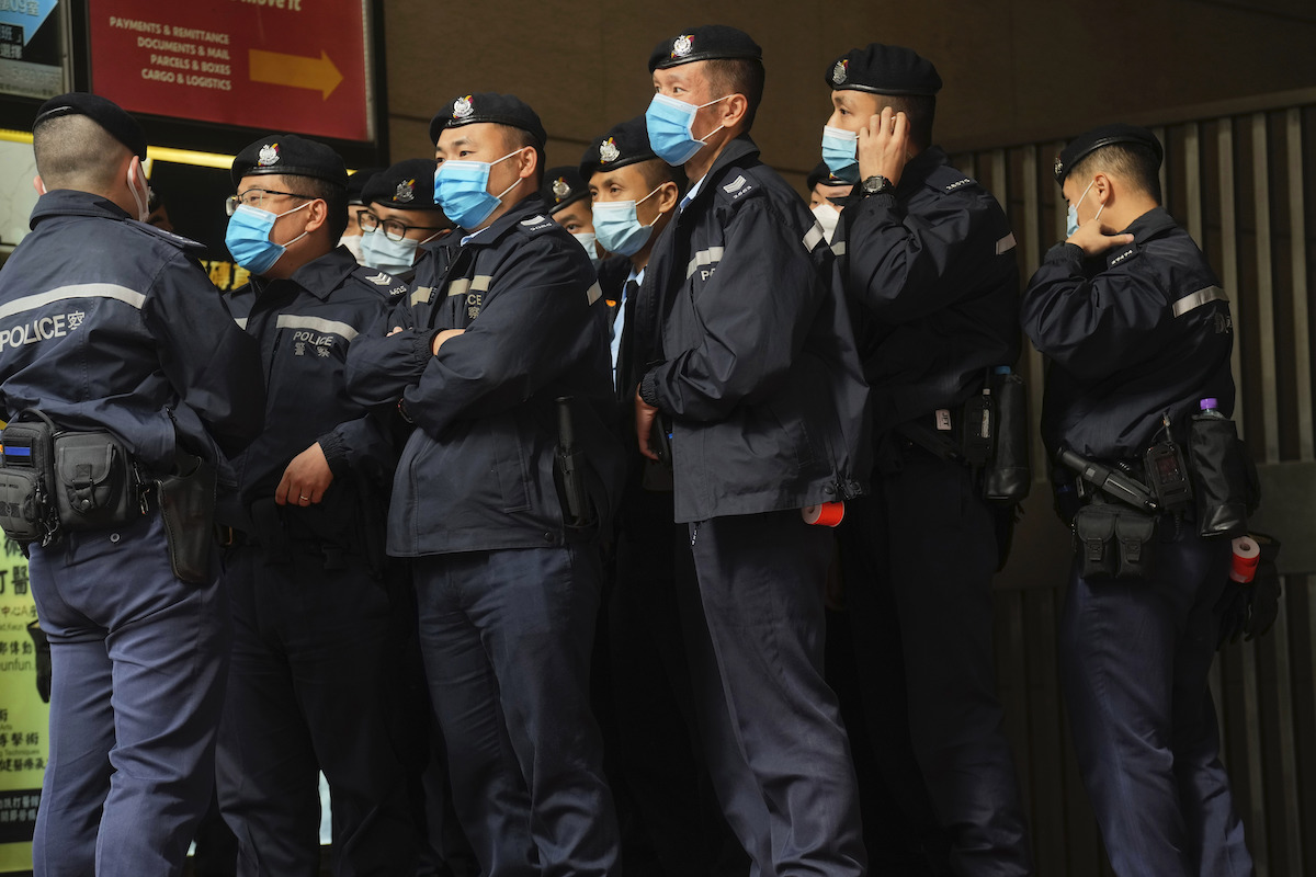 ▲英國外交官員批評香港警方本週突襲香港獨立媒體「立場新聞」拘捕7名相關人士，中國駐英國大使館對此反擊。圖為當天港警聚集在《立場新聞》辦公室樓下，將進行搜查。（圖／美聯社／達志影像）