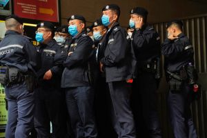 立場新聞高層遭逮 ▲港警聚集在《立場新聞》辦公室樓下,將進行搜查。(圖/美聯社/達志影像)