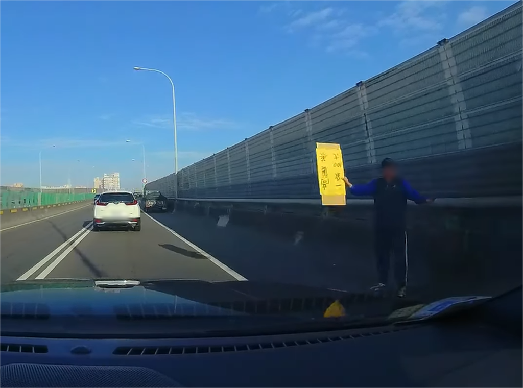 ▲有位網友行駛在高速公路上時，發現一位阿伯在路肩揮舞著一塊黃色的板子。（圖／翻攝《爆廢公社》）