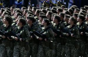 烏克蘭女性陸續從軍！5千女兵上戰場　軍方重新設計制服
