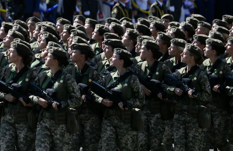 ▲俄羅斯侵略烏克蘭數個月來，烏克蘭女性志願從軍卻被迫穿著不合身型的男裝在前線與後勤作戰，如今軍方終於重新設計女性制服運送至前線。（圖／美聯社／達志影像）