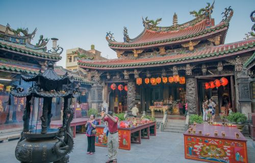 ▲犯太歲的民眾，都會趁著年初到廟裡拜拜，點光明燈求心安。命理專家楊登嵙教4招安定心神，肖虎、肖猴的人平安度過2022歲次壬寅年。（示意圖／shutterstock）