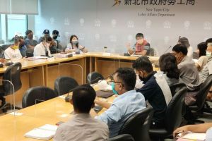 新北勞工局協調榮工剝削印尼移工案,勞資雙方達成協議,並簽署調解紀錄,57名印尼移工將獲得920萬元的薪資差及加班費補付。(圖/新北勞工局) ▲新北勞工局協調榮工剝削印尼移工案,勞資雙方達成協議,並簽署調解紀錄,57名印尼移工將獲得920萬元的薪資差及加班費補付。(圖/新北勞工局)