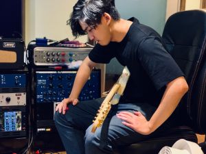 男星推出創作EP《避免曝曬於陽光下》,用音樂描述家庭衝突。(圖/黃丞&刺鳥提供) ▲男星推出創作EP《避免曝曬於陽光下》,用音樂描述家庭衝突。(圖/黃丞&刺鳥提供)