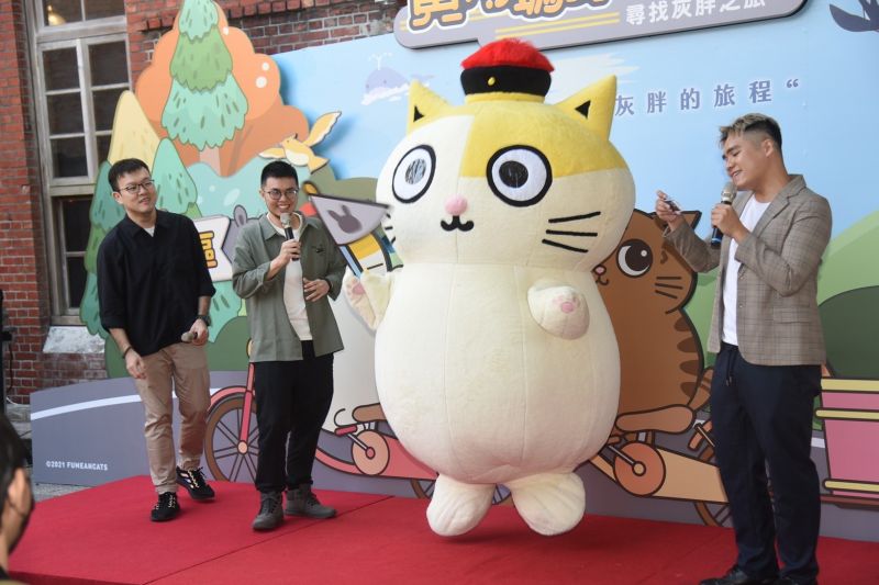 ▲高貴的奴才志銘及狸貓,與腳焦基乎沒有好好站在地上、活蹦亂跳的黃阿瑪一起宣布開展。(圖/記者陳明安攝,2021.12.29)