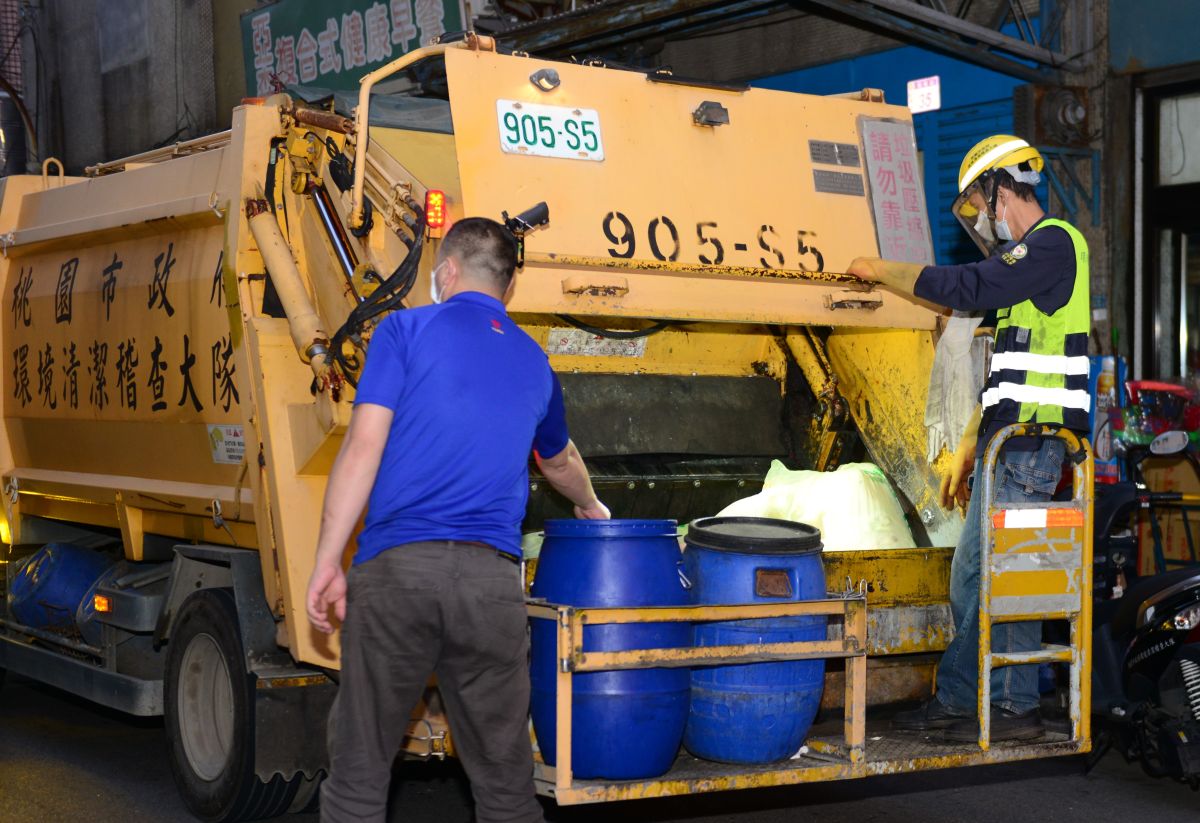 ▲有管委會發現社區住戶把廚餘當垃圾丟，怒裝監視器抓人，意外發現亂丟者八成都是20~30歲的年輕人家庭。圖為桃園不分生熟，廚餘全回收。（圖／桃園市環保局）