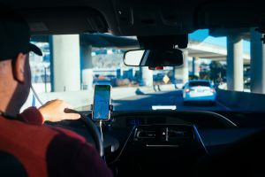 ▲原PO表示他發現搭Uber有一個「詭異現象」,並直呼「小黃比較好」,貼文一出,掀起熱議。(示意圖,圖中人物與當事者無關/取自unsplash) ▲原PO表示他發現搭Uber有一個「詭異現象」,並直呼「小黃比較好」,貼文一出,掀起熱議。(示意圖,圖中人物與當事者無關/取自unsplash)