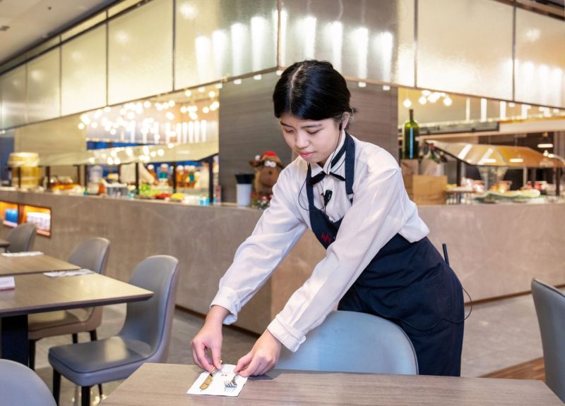 餐旅服務業景氣回彈鬧缺工 4成企業加薪搶才
