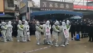 ▲中國廣西省傳出有人因違反防疫相關規定，遭遊街示眾。（圖／擷取自推特）