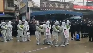 ▲中國廣西省傳出有人因違反防疫相關規定,遭遊街示眾。(圖/擷取自推特) ▲中國廣西省傳出有人因違反防疫相關規定,遭遊街示眾。(圖/擷取自推特)