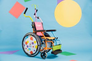 ▲麥當勞叔叔之家慈善基金會至今已陸續挹注超過200台彩色兒童輪椅至全台14家醫院。（圖／品牌提供）