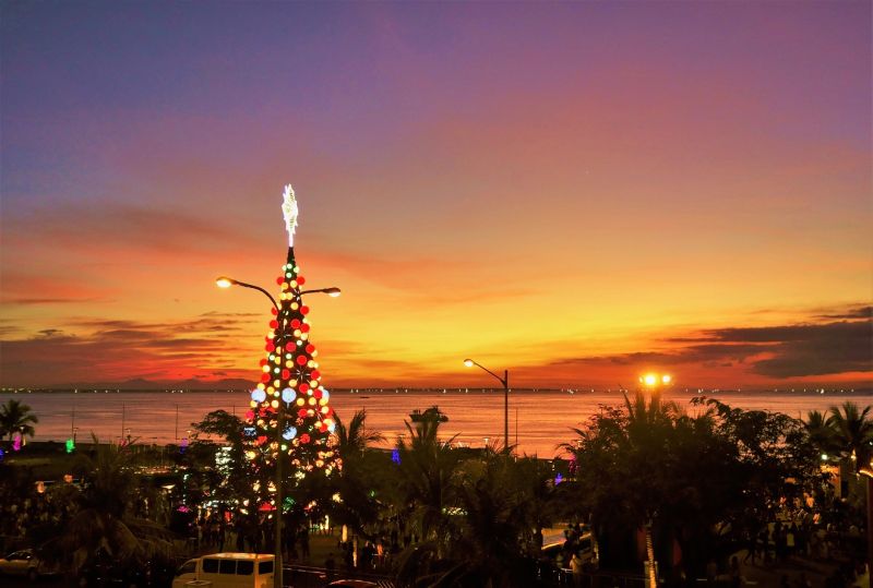 ▲菲律賓政府昨（19日）公告，自今年7月1日起，持有我國護照者可免簽入境菲律賓，最長可停留14天。圖為馬尼拉最著名的落日濱海大道。（圖／取自shutterstock）