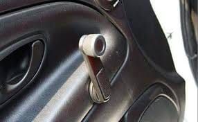 ▲原PO發出的照片中,汽車車門尚有根搖桿,他詢問其作用為何。(圖/臉書社團《爆廢公社公開版》)