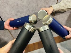 ▲原PO部門瞬間成為保溫杯富翁,自嘲「魔幻舞臺」讓網友瞬間噴笑。 ▲原PO部門瞬間成為保溫杯富翁,自嘲「魔幻舞臺」讓網友瞬間噴笑。