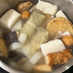 ▲女網友烹飪冷凍關東煮料理包時，發現像極「白色棉花糖」的食材。（圖／翻攝Costco好市多 商品經驗老實說臉書