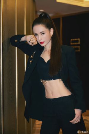▲李若彤曬驚人腹肌。(圖/翻攝微博) ▲李若彤曬驚人腹肌。(圖/翻攝微博)
