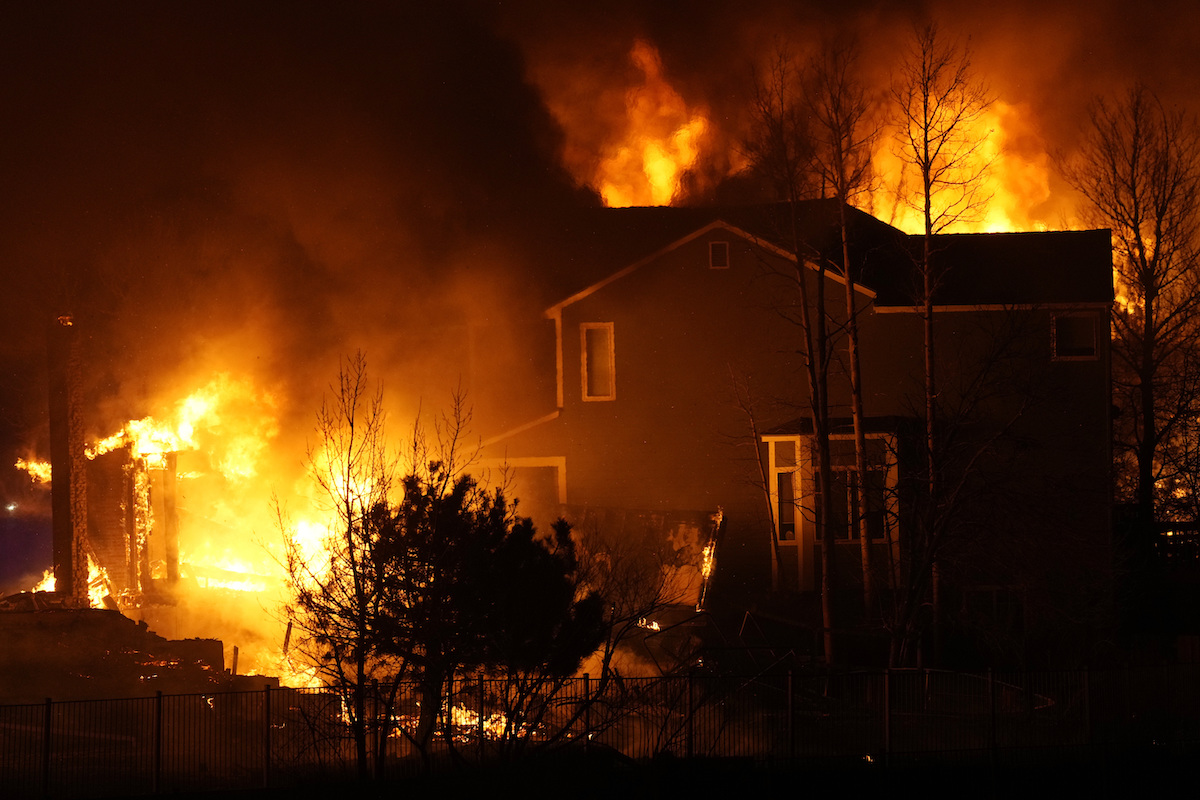▲美國科羅拉多州當局30日表示，一場由強風助長的熊熊野火摧毀數以百計民宅，造成至少6人受傷。