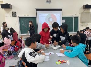梨山‧遇見好茶 「產地標章」梨山冬茶熱賣上市 ▲「小小茶師研習營」,以將原鄉之自然景觀、農特產及原住民文化宣傳與全國消費者,藉以行銷和平區茶品牌。(圖/和平區公所提供)