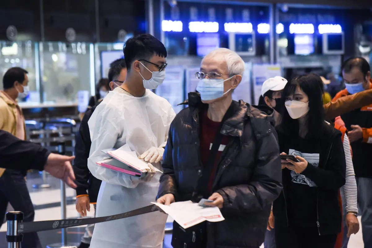 ▲疾管署公布新冠肺炎、公費流感、公費肺炎鏈球菌疫苗的接種時間表，備戰秋冬可能疫情。