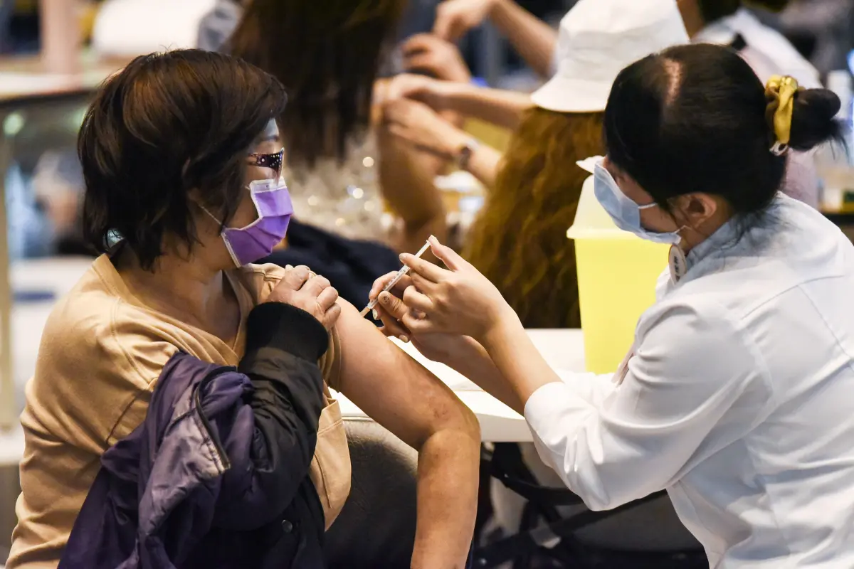 ▲醫師提醒，50歲以上高風險族群及75歲以上長者可接種RSV疫苗，以有效降低住院率及死亡率。（圖／NOWNEWS資料照）